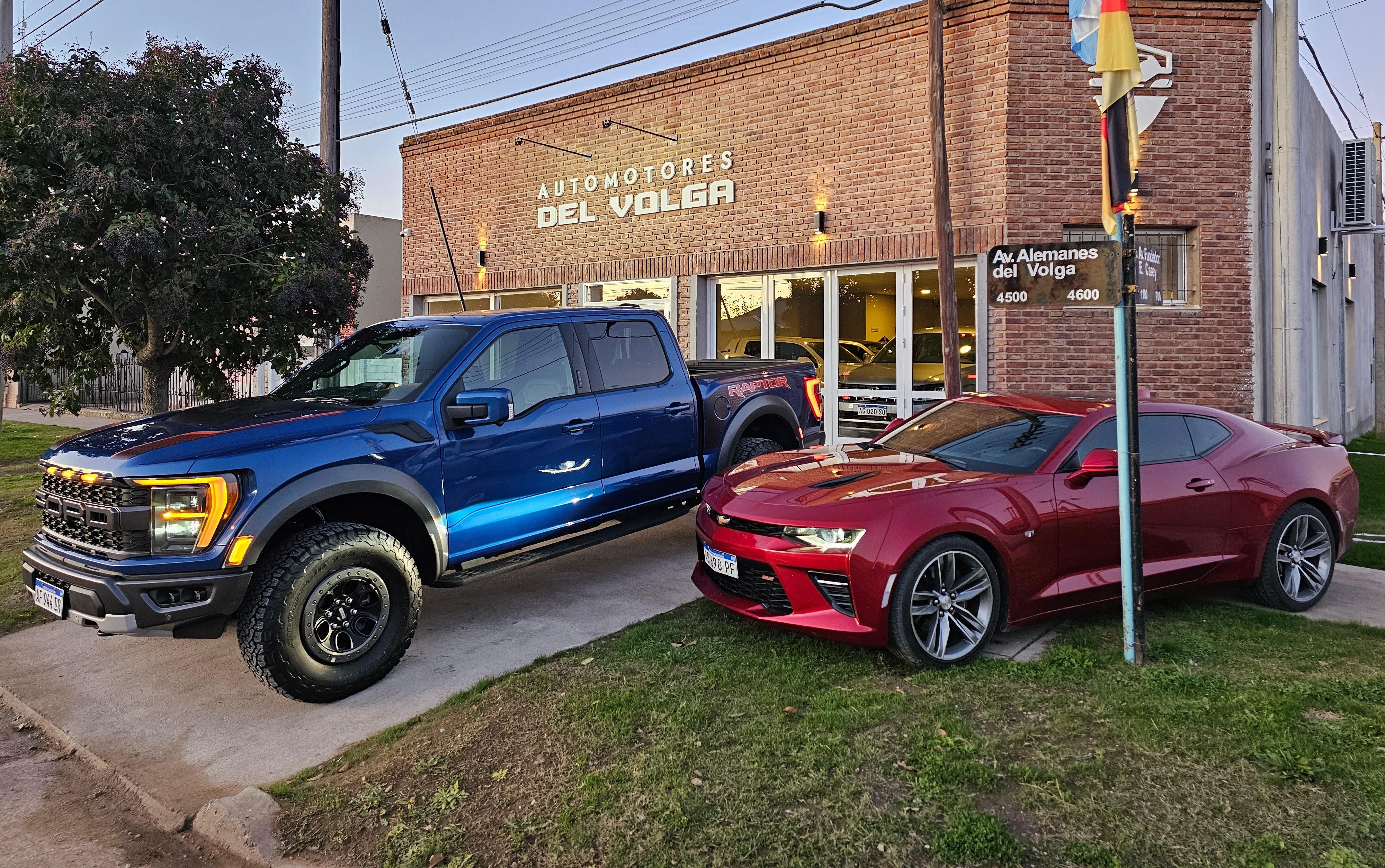 Auto en carretera al atardecer